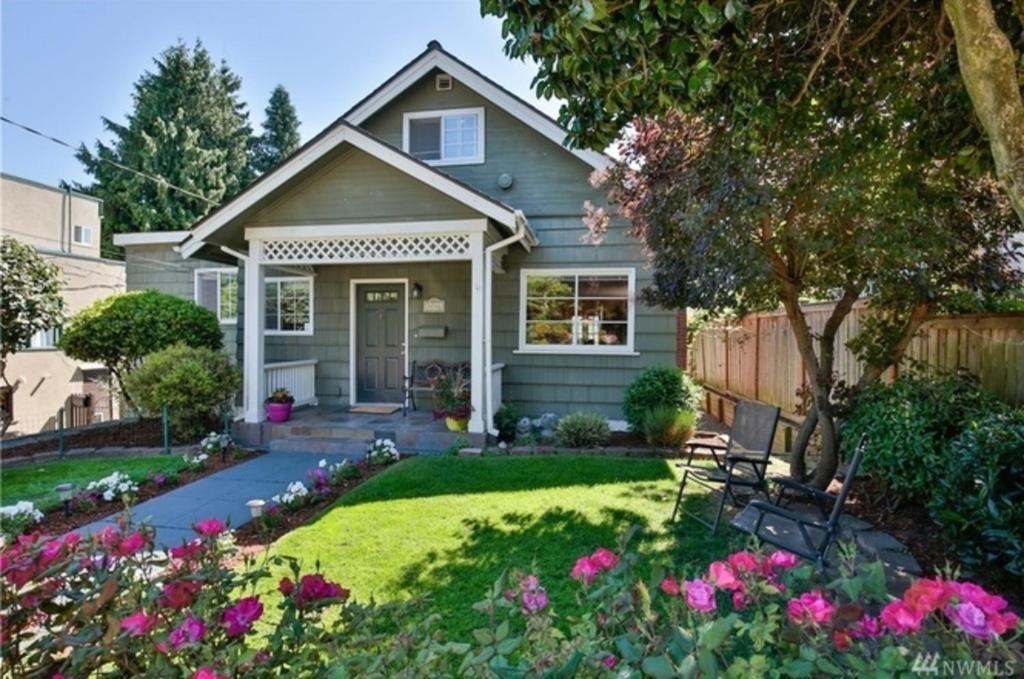 uma casa com um quintal com flores em A Gem in the Emerald City: For Business and Travel em Seattle