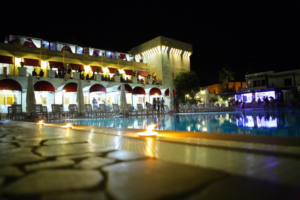 Bazén v ubytování Messapia Hotel & Resort nebo v jeho okolí