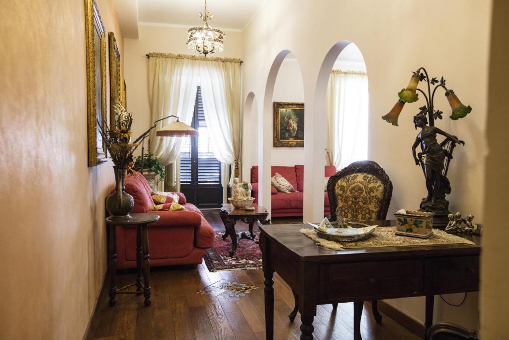 A seating area at Palazzo Viola Suite Panoramica Palermo