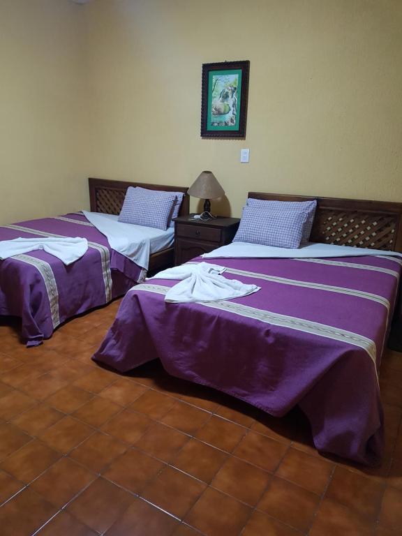 Postel nebo postele na pokoji v ubytování Hotel Nuevo Cupatitzio