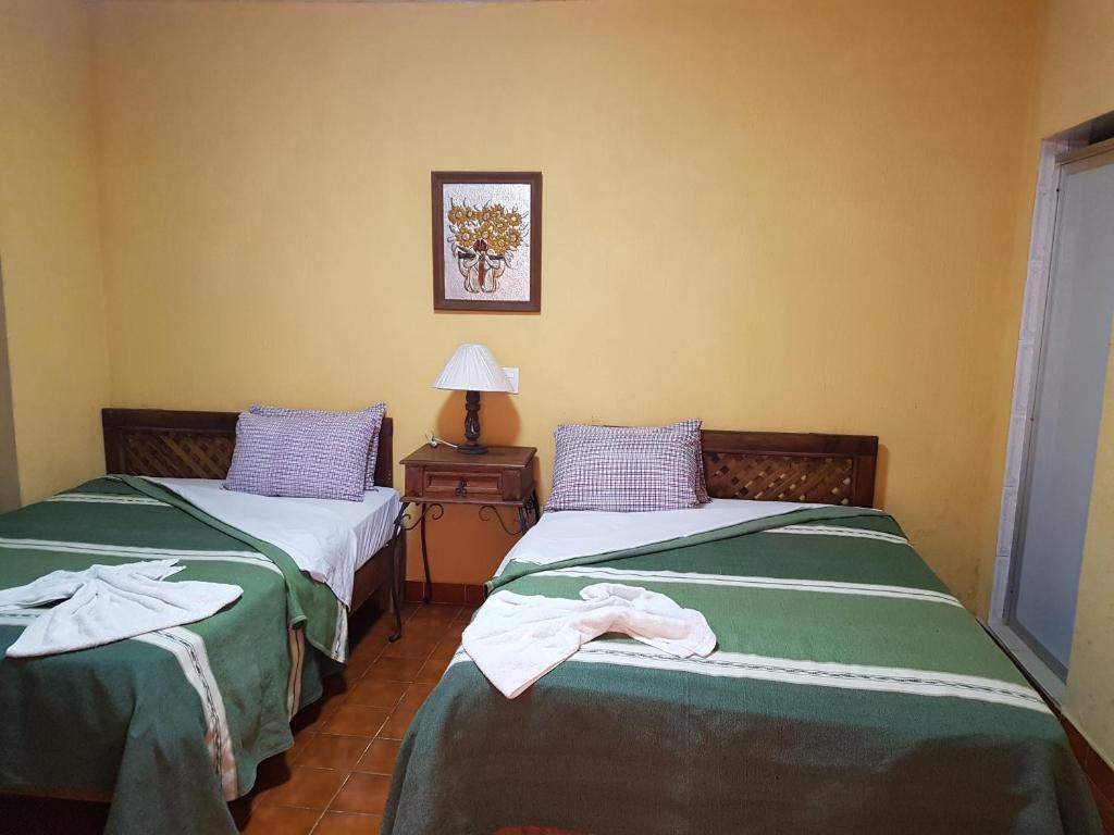 Postel nebo postele na pokoji v ubytování Hotel Nuevo Cupatitzio