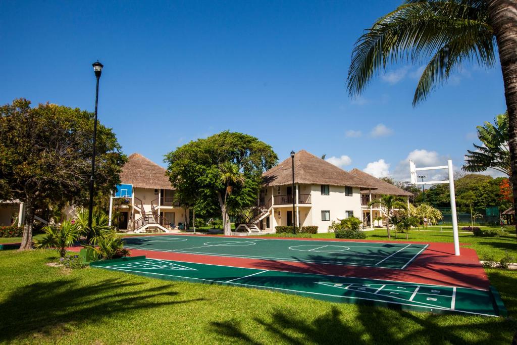 Tenis a/nebo squash v ubytování Allegro Playacar - All Inclusive Resort nebo okolí