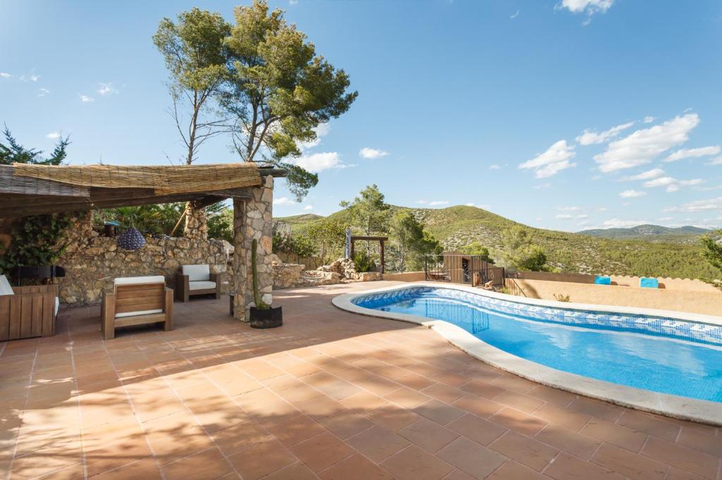 una piscina al aire libre con pérgola junto a una piscina en HHBCN Can Surià, en Olivella