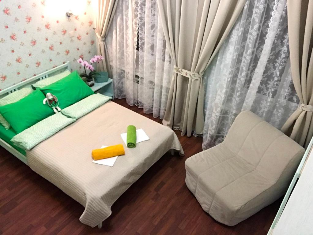 聖彼得堡的住宿－馬拉亞莫斯卡亞彭阿帕特賓館，一间小卧室,配有一张床和一把椅子