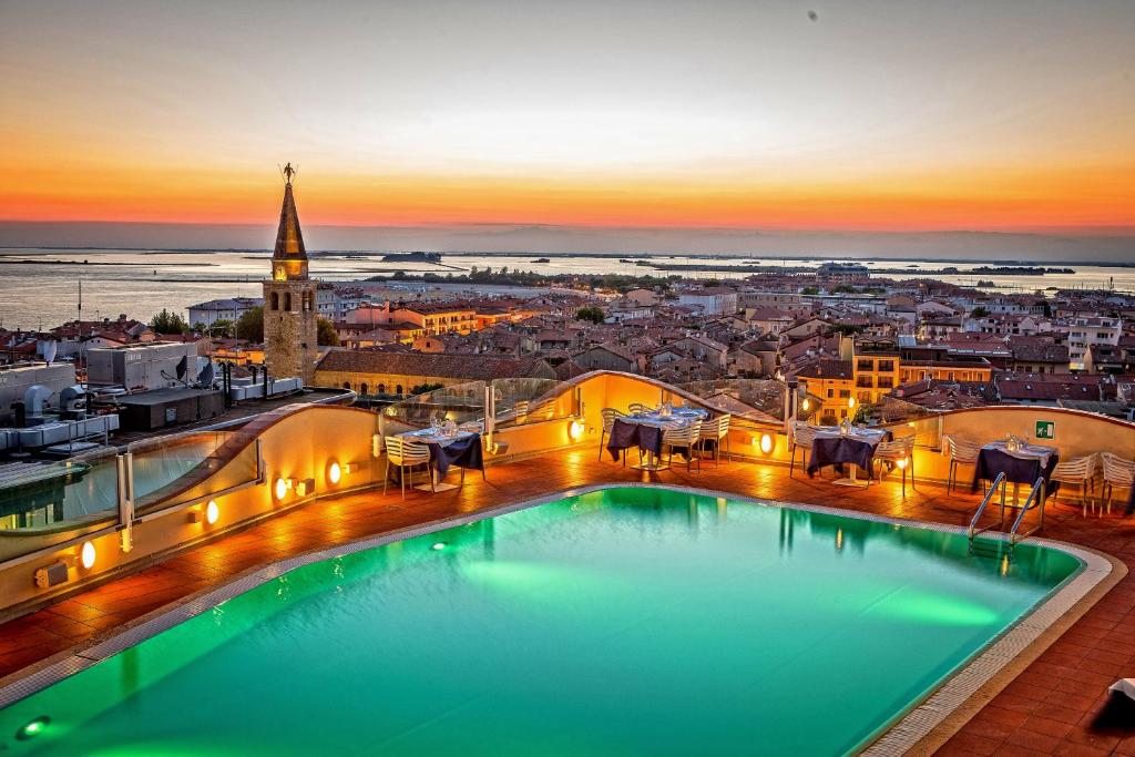 una piscina en la parte superior de un edificio con vistas a la ciudad en Grand Hotel Astoria, en Grado