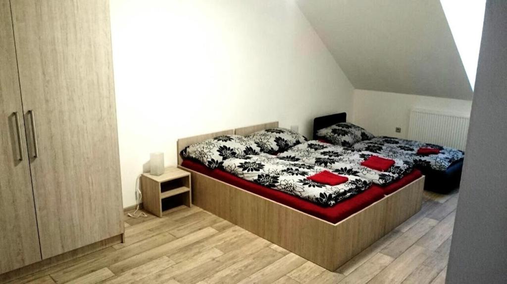 - une chambre avec un grand lit dans l'établissement Ubytování Lužice, à Lužice