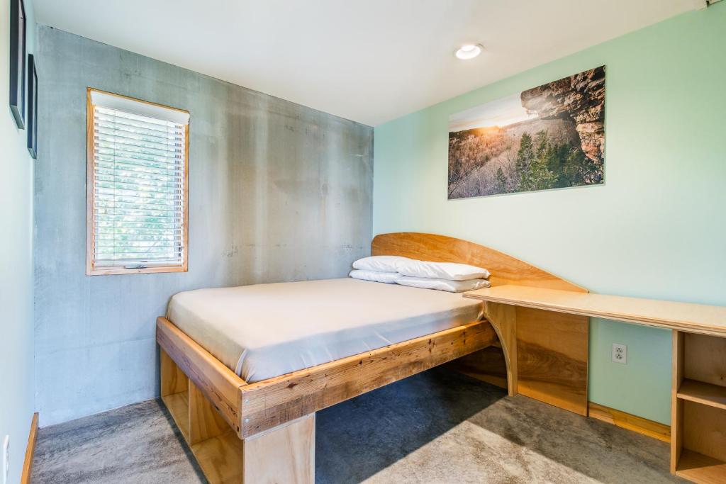 The Crash Pad: An Uncommon Hostel - Apartment With Balcony