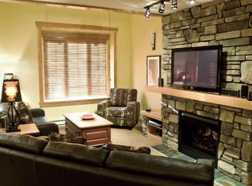 TV a/nebo společenská místnost v ubytování Pinnacle Ridge Chalets by Fernie Lodging Co