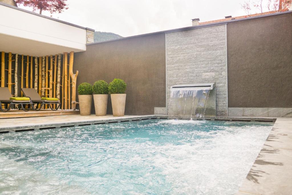 Kolam renang di atau dekat dengan Alpin Hotel Sonnblick