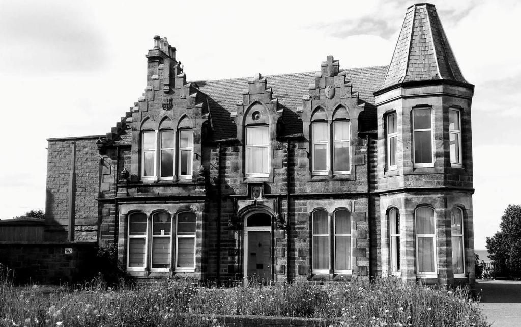 een zwart-witte foto van een oud huis bij Struan House in Buckie