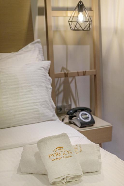 Postel nebo postele na pokoji v ubytování Pyrgos Hotel