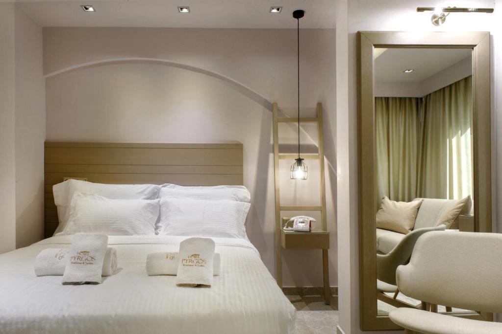 Postel nebo postele na pokoji v ubytování Pyrgos Hotel