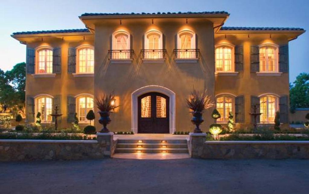 una casa grande con una entrada delante de ella en The Villa at Arden Hills, en Sacramento