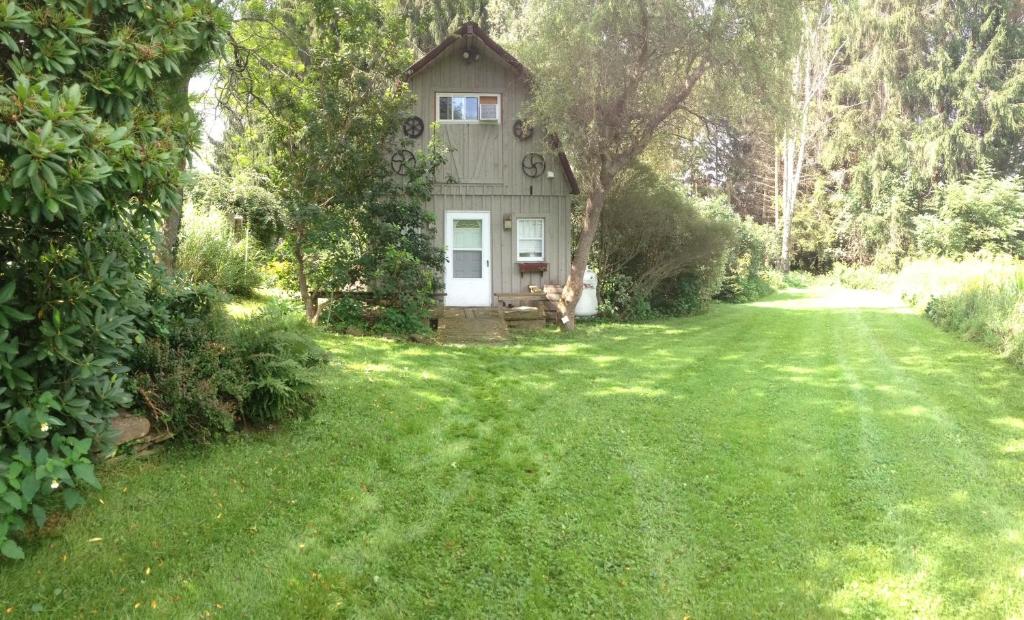 ein Haus inmitten eines Rasenplatzes in der Unterkunft Wildflower Cottage in Oxford