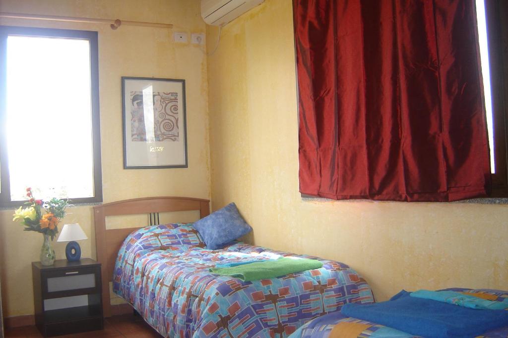 een kleine slaapkamer met een bed en een raam bij Agriturismo Isidoro in Fertilia