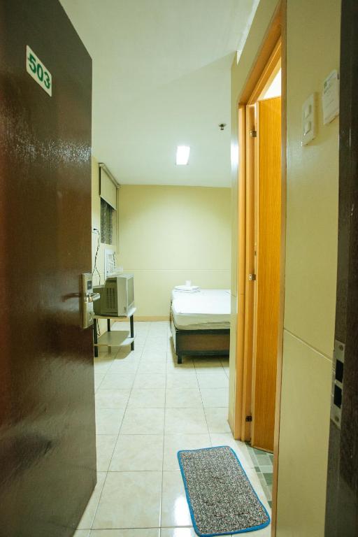 Postel nebo postele na pokoji v ubytování GV Hotel - Talisay City
