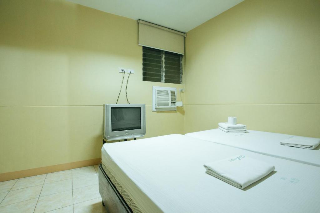 TV a/nebo společenská místnost v ubytování GV Hotel - Talisay City