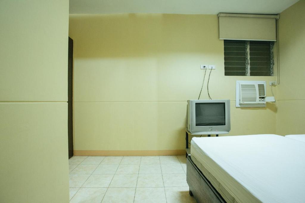 Postel nebo postele na pokoji v ubytování GV Hotel - Talisay City