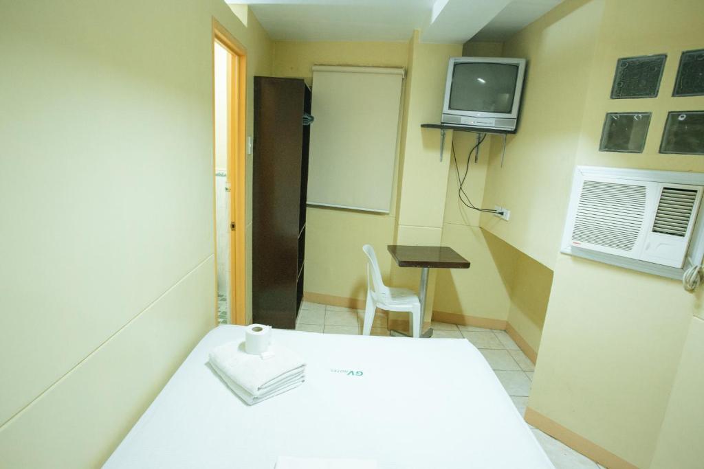 TV a/nebo společenská místnost v ubytování GV Hotel - Talisay City