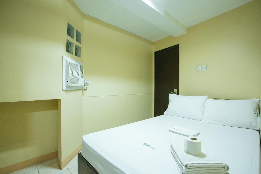 Postel nebo postele na pokoji v ubytování GV Hotel - Talisay City