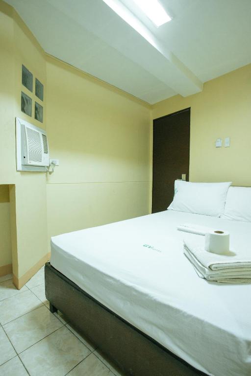 Postel nebo postele na pokoji v ubytování GV Hotel - Talisay City