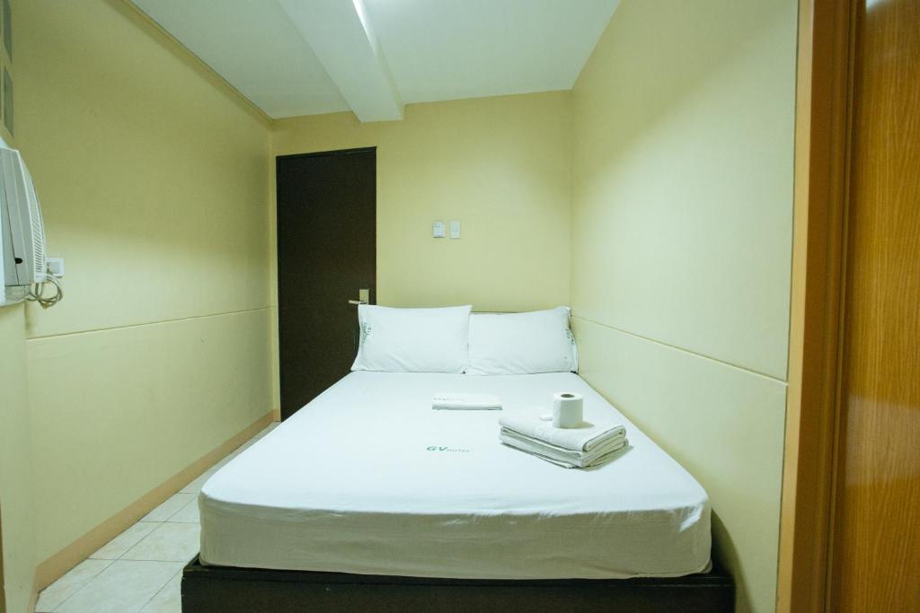 Postel nebo postele na pokoji v ubytování GV Hotel - Talisay City