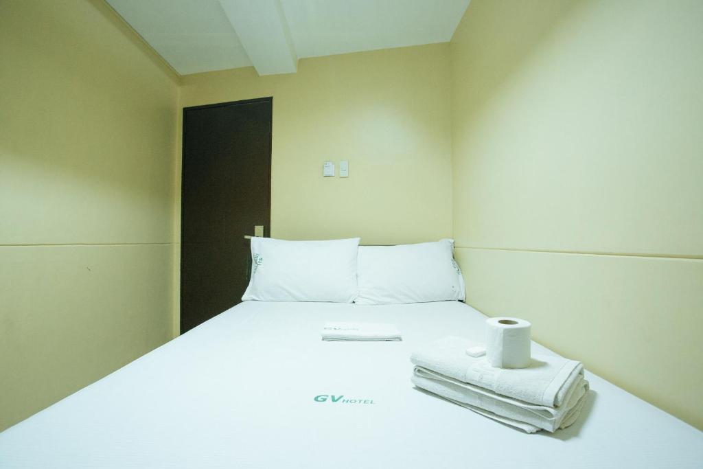 Postel nebo postele na pokoji v ubytování GV Hotel - Talisay City