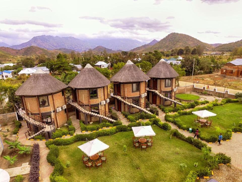 eine Luftansicht eines Resorts mit Bergen im Hintergrund in der Unterkunft La Vista Garden Hotel in Turiani