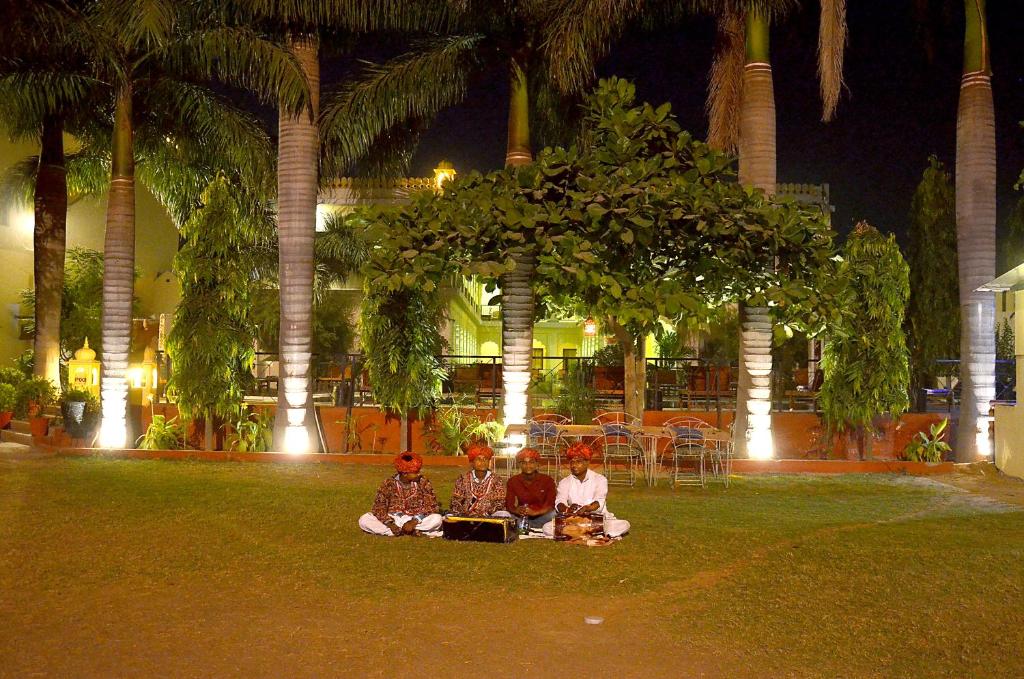 Um jardim no exterior de Raj Palace Resort