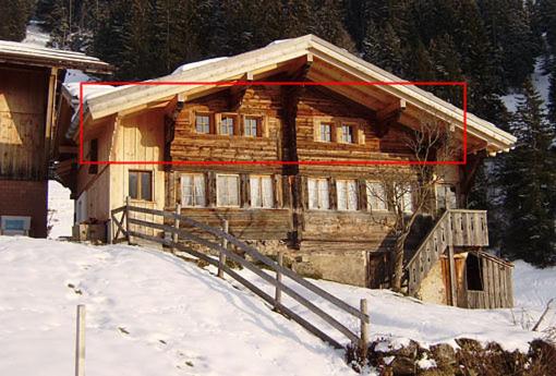ein großes Holzhaus mit Schnee auf dem Boden in der Unterkunft Bauernhaus Gschwend in Gsteig