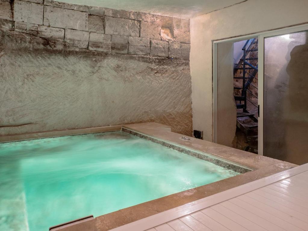 Bazén v ubytování Valletta Ajkla Mansion nebo v jeho okolí