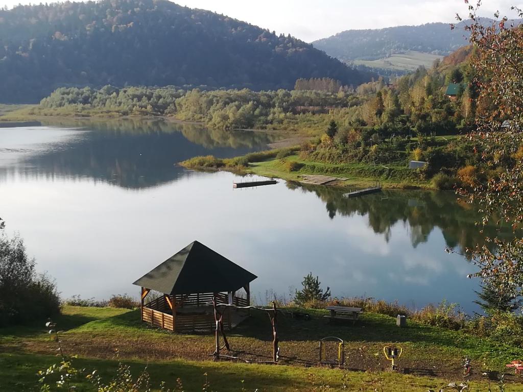 vistas a un lago con cenador en Pokoje Na Skale nad Jeziorem Solińskim 691-363-701, en Wołkowyja