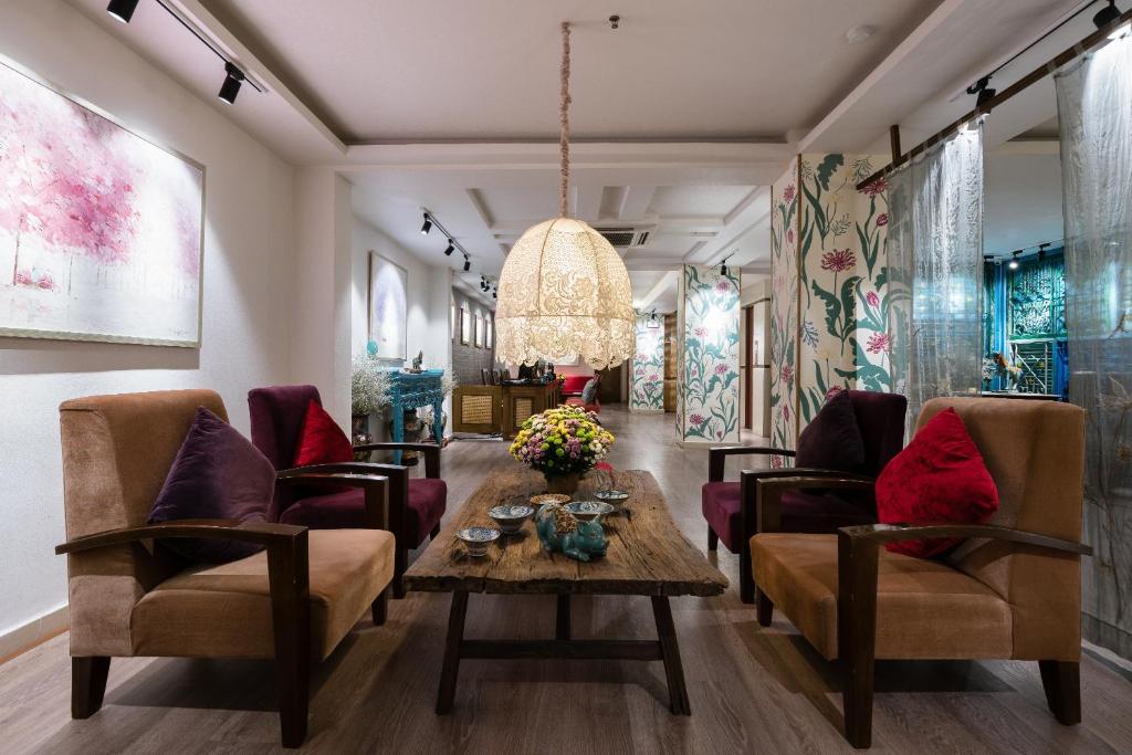 sala de estar con mesa y sillas en Asian Ruby Center Point Hotel & Spa, en Ho Chi Minh