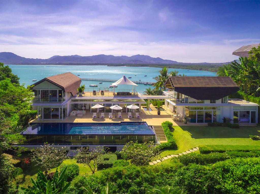 eine Luftansicht eines Hauses mit Pool in der Unterkunft Villa Sapna by Elite Havens in Ban Pa Khlok