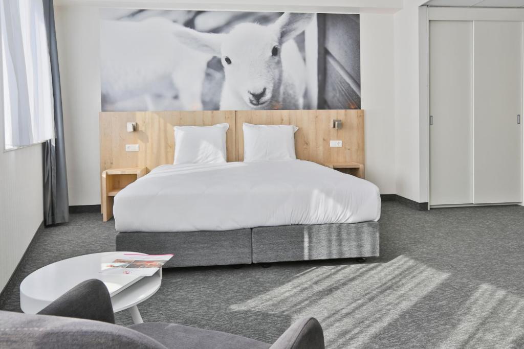 Ein Bett oder Betten in einem Zimmer der Unterkunft Hotel De Bonte Wever Assen