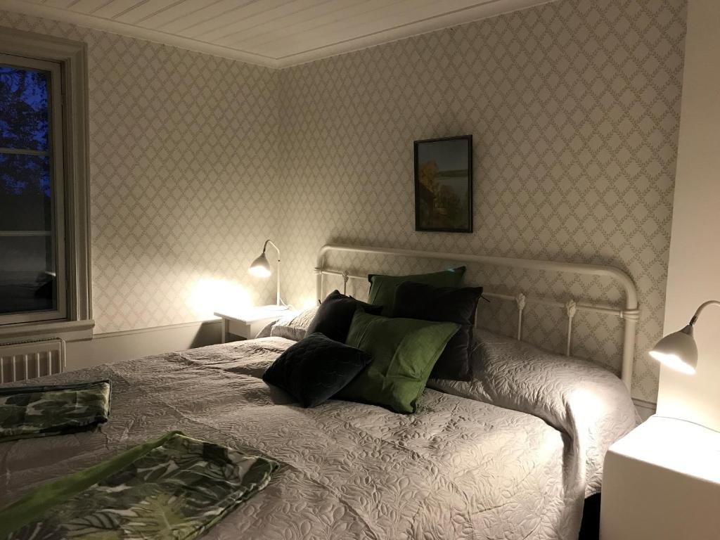 Postel nebo postele na pokoji v ubytování Oxelbacka cottage
