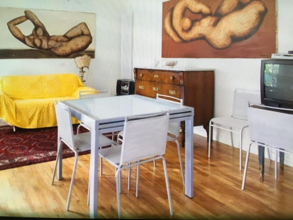 Telewizja i/lub zestaw kina domowego w obiekcie Casa con giardino