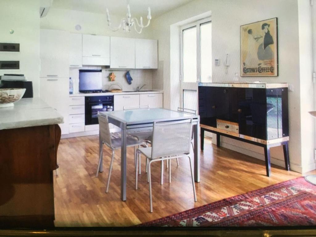 Kuchnia lub aneks kuchenny w obiekcie Casa con giardino