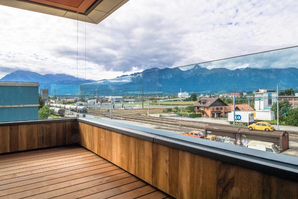 einen Balkon mit Blick auf einen Bahnhof in der Unterkunft Schüür Restaurant & Kultur in Steffisburg