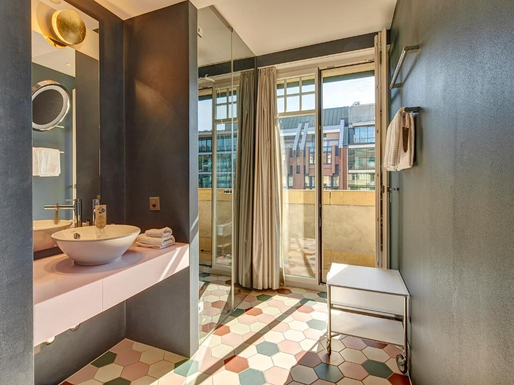 um banheiro com uma pia e um espelho em Hotel Anker Luzern em Lucerna