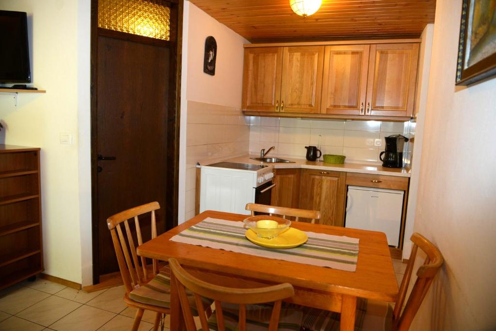 Kuchyň nebo kuchyňský kout v ubytování Apartmaji Rabič