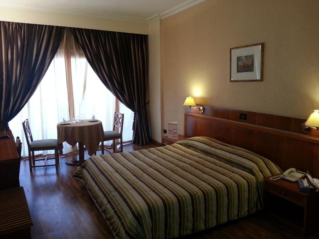 Postel nebo postele na pokoji v ubytování Charles Hotel