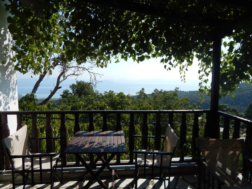 een tafel en stoelen op een balkon met uitzicht bij Seirios in Vizitsa