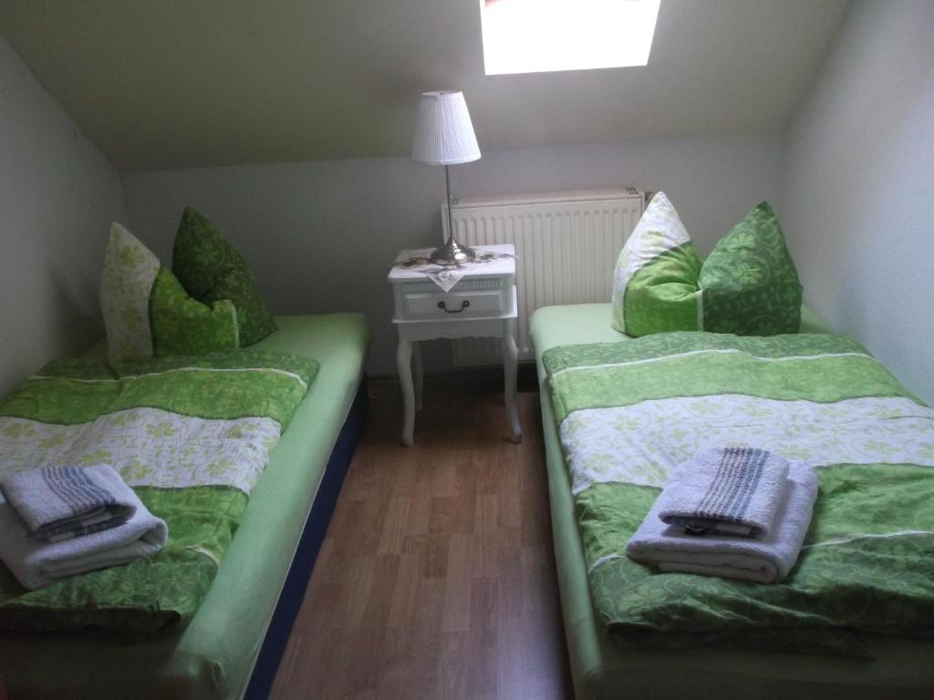 Giường trong phòng chung tại Haus am Wald