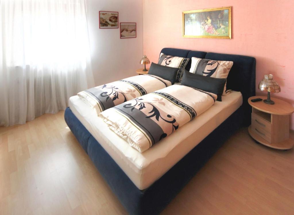 een bed met twee kussens in een slaapkamer bij Ferienwohnung Buedinger Weg in Gründau