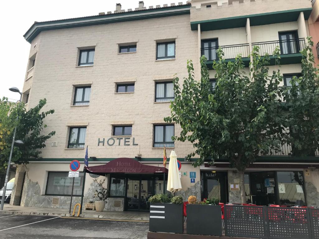 un hotel en la esquina de una calle en Hotel Magallón, en Caspe