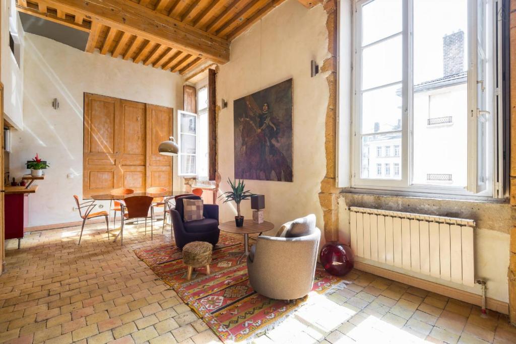 - un salon avec des chaises et une table dans l'établissement Loft coeur du Vieux Lyon, à Lyon