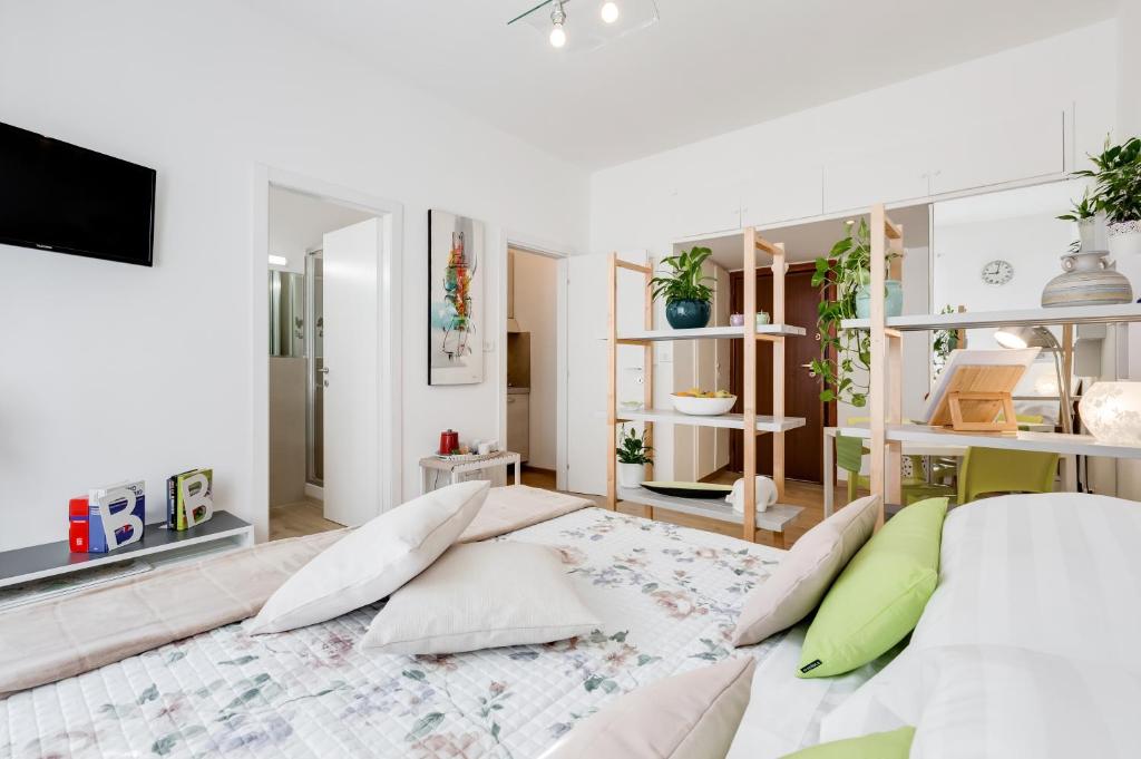 ローマにある96 Degli Ubaldi Studioのベッドルーム1室(大型ベッド1台、緑の枕付)