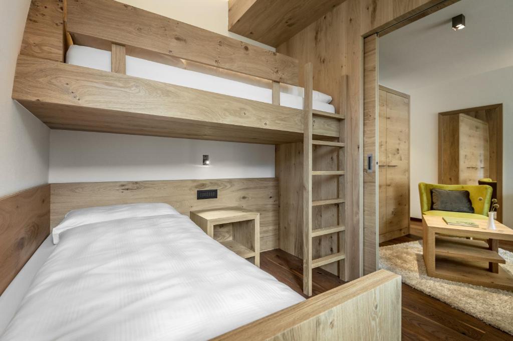 Postel nebo postele na pokoji v ubytování Hotel La Fradora - Dolomites Hotel