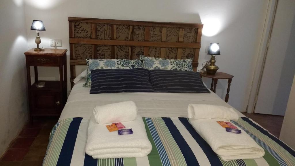 Giường trong phòng chung tại Posada de las Huellas